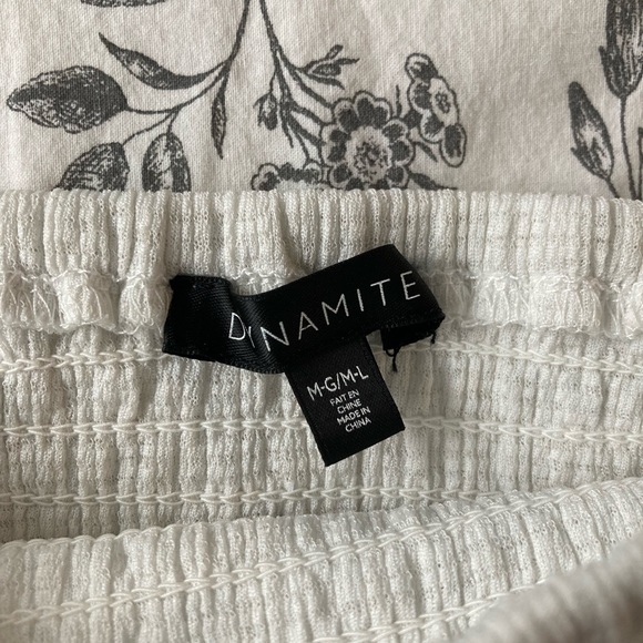 DYNAMITE White Off Shoulder Smocked Short Sleeve Crop Top ✨ 50% OFF BUNDLES ✨ - Picture 2 of 4